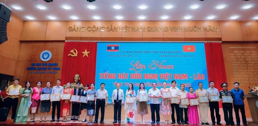 Chương trình Liên hoan tiếng hát hữu nghị Việt Nam – Lào tỉnh Thái Nguyên lần thứ IV được tổ chức tại trường Đại học Sư phạm (ĐH Thái Nguyên)