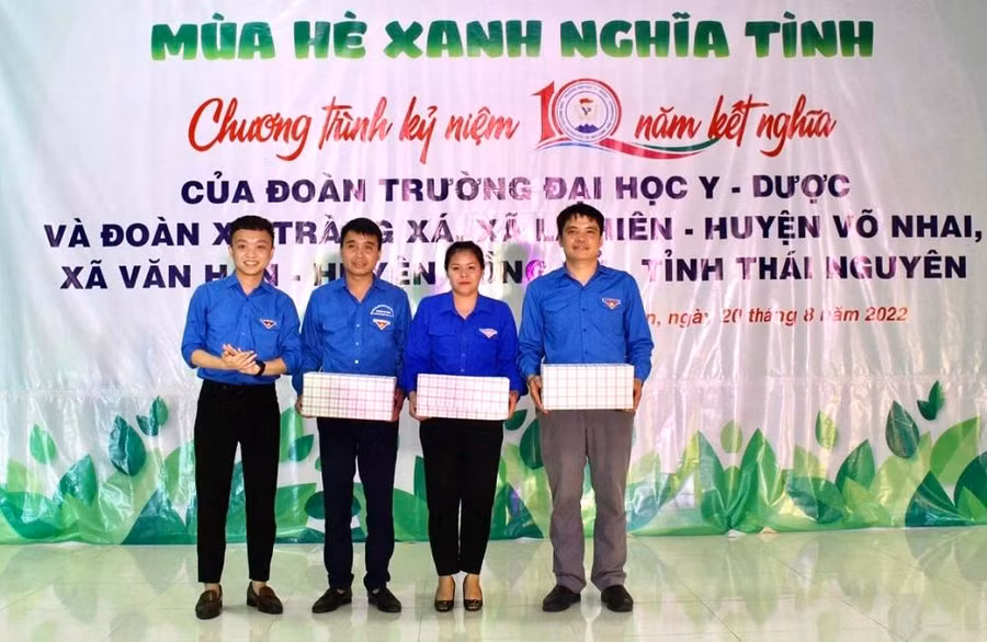 Đoàn trường Đại học Y - Dược tặng quà cho 3 đơn vị kết nghĩa Đoàn trường Đại học Y - Dược tặng quà cho 3 đơn vị kết nghĩa
