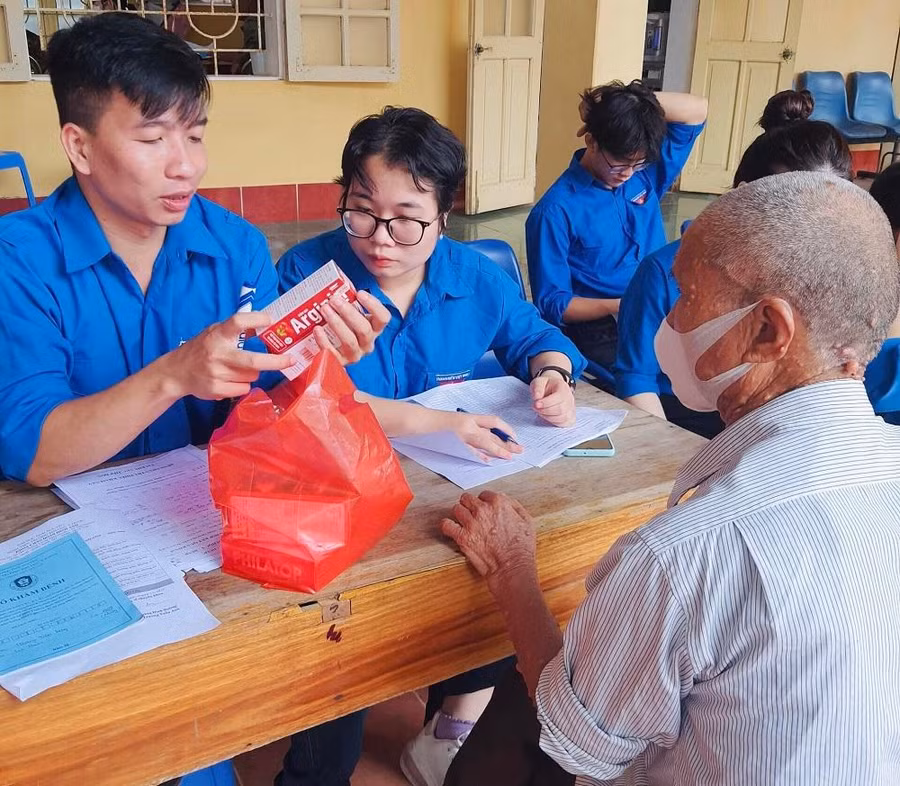 Trường Đại học Y - Dược (ĐH Thái Nguyên) tổ chức khám và phát thuốc miễn phí cho người dân