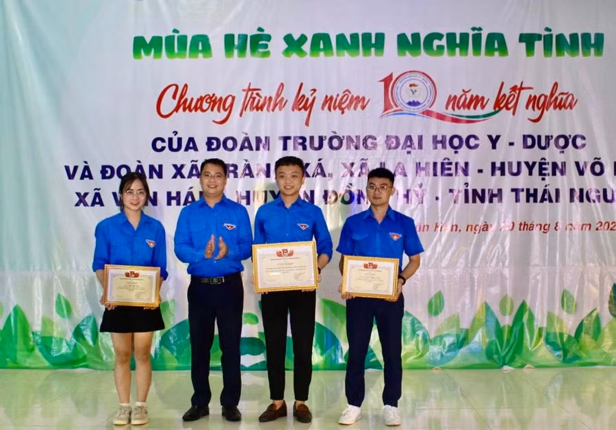 Huyện đoàn Đồng Hỷ tặng giấy khen cho các tập thể, cá nhân trường Đại học Y - Dược Huyện đoàn Đồng Hỷ tặng giấy khen cho các tập thể, cá nhân trường Đại học Y - Dược