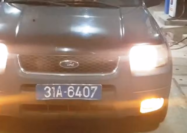 Chiếc xe biển xanh được xác định là xe của Trung tâm lưu trữ và triển lãm ảnh nghệ thuật Việt Nam.
