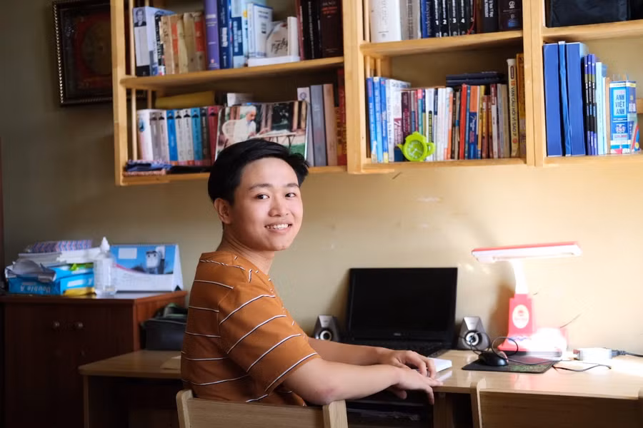 Đồng Ngọc Hà bên góc học tập. Ảnh: Vân Anh.