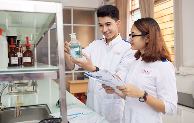 Khối ngành sức khỏe có mức học phí cao. Ảnh: Duytam.edu.vn