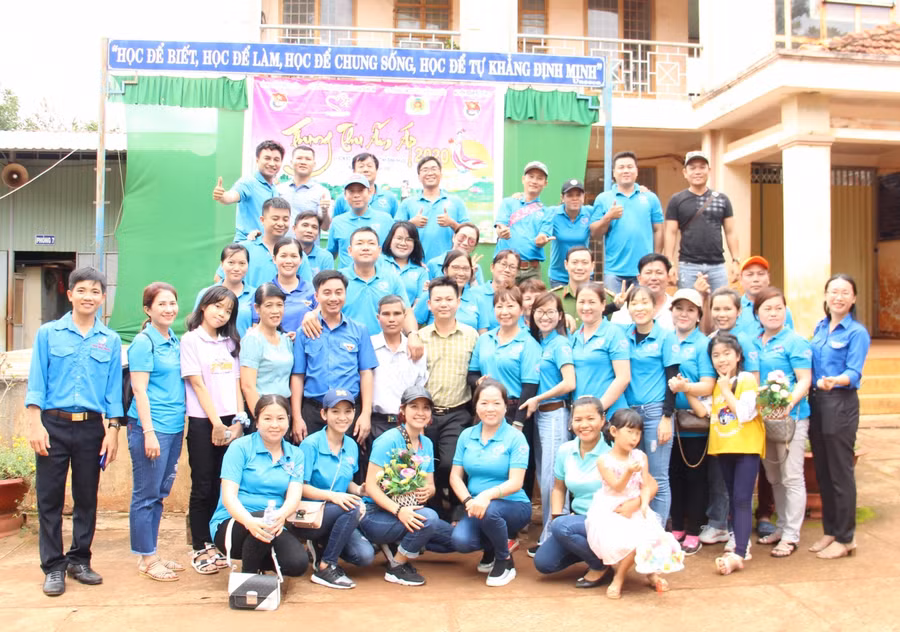 Hội từ thiện Hạt Phù Sa cùng lãnh đạo, thanh niên địa phương tại chương trình “Trung thu ấm áp” ở xã Bombo, huyện Bù Đăng, tỉnh Bình Phước.