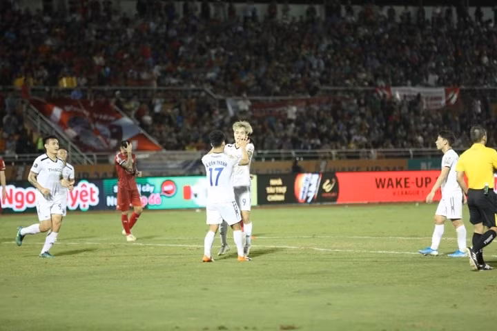 Văn Toàn là người mang về quả 11m thứ 2 cho HAGL. Văn Toàn là người mang về quả 11m thứ 2 cho HAGL.
