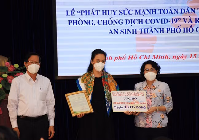 Đại diện Thành ủy TPHCM, Ủy ban MTTQ Việt Nam TPHCM tiếp nhận sự ủng hộ từ Doanh nghiệp cho Trung tâm tại lễ ra mắt