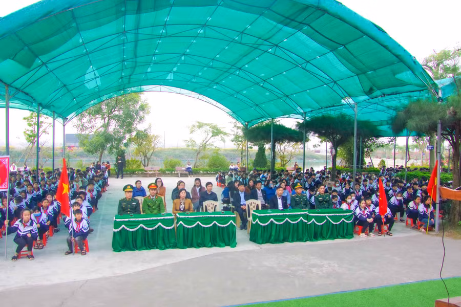 Quang cảnh buổi tuyên truyền tại Trường THCS Hải Lý.