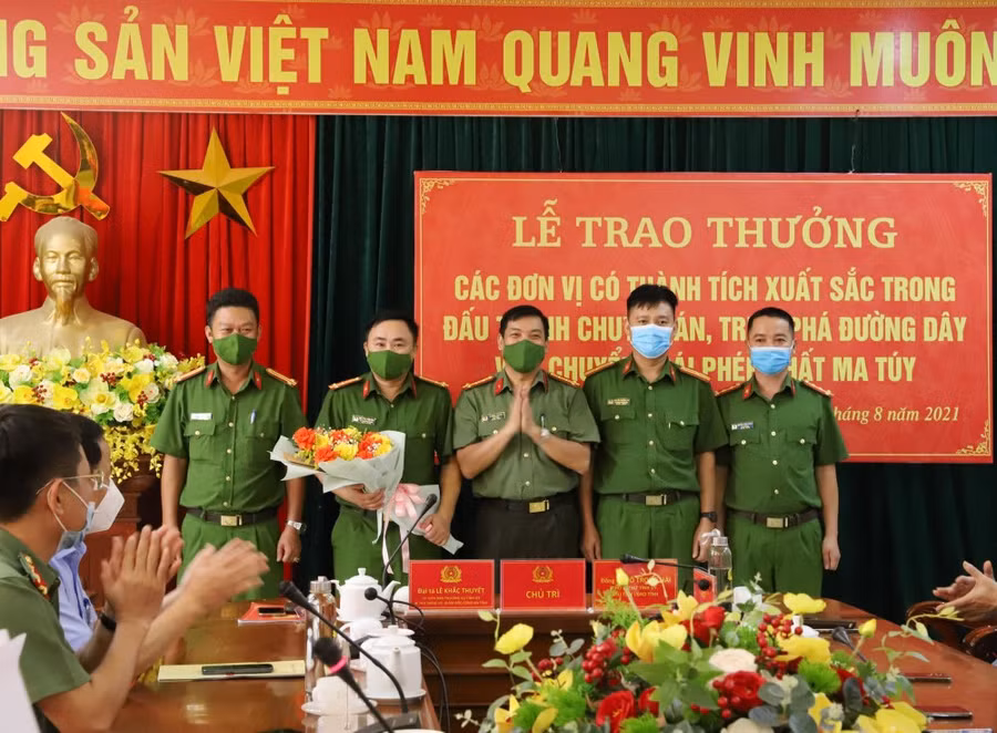 Trao thưởng 20 triệu đồng cho phòng Cảnh sát ĐTTP về ma túy và Công an huyện Vũ Quang.