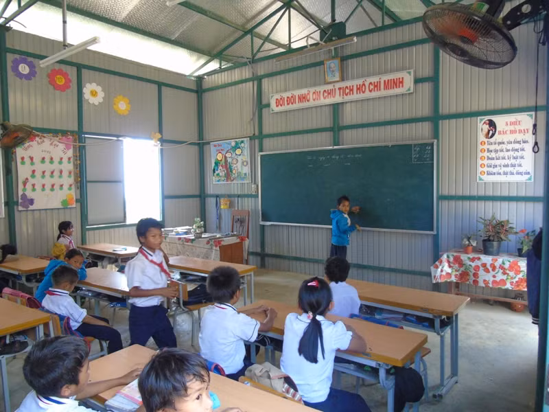 Nhờ sự vân động của cô Ngô Thị Hoa, các em Trường Tiểu học Trà Nham có được ngôi trường khang trang. Nhờ sự vân động của cô Ngô Thị Hoa, các em Trường Tiểu học Trà Nham có được ngôi trường khang trang.