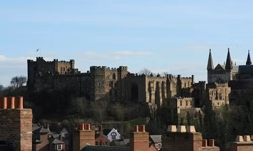 Hình ảnh lâu đài Durham (trái) và nhà thờ Durham (phải), nơi 3.000 binh lính Scotland bị giam cầm sau trận chiến Dunbar.