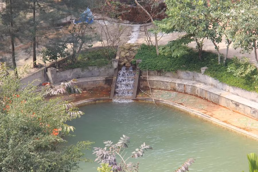 Đường đi trong khu du lịch được bao quanh bởi nhiều hồ nước được kè đá cẩn thận