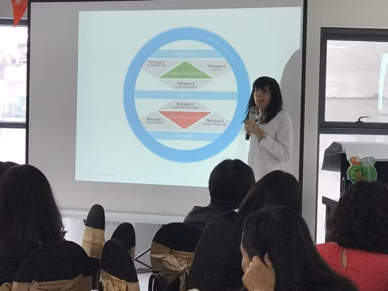 Bà Brooke Judd – Giám đốc toàn cầu phụ trách chuyên môn của FranklinCovey Education tại Mỹ chia sẻ tại chương trình. Bà Brooke Judd – Giám đốc toàn cầu phụ trách chuyên môn của FranklinCovey Education tại Mỹ chia sẻ tại chương trình.