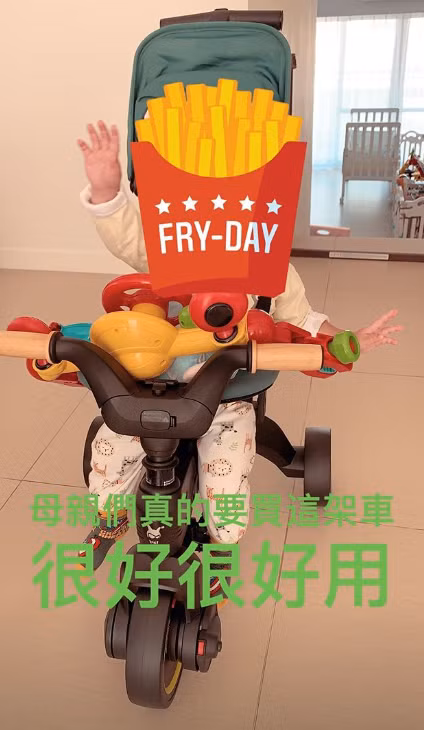 Bá Chi khoe rằng mới mua cho con trai chiếc xe mới rất tiện dụng.