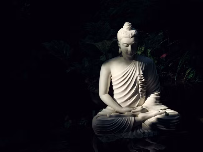 Đức Phật Thích Ca gọi tất cả đệ tử của mình đến ngồi xung quanh để nghe Ngài giáo hóa.