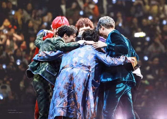  BTS cũng trải qua những khó khăn như bao người khác, khiến âm nhạc của họ dễ chạm đến người nghe hơn.