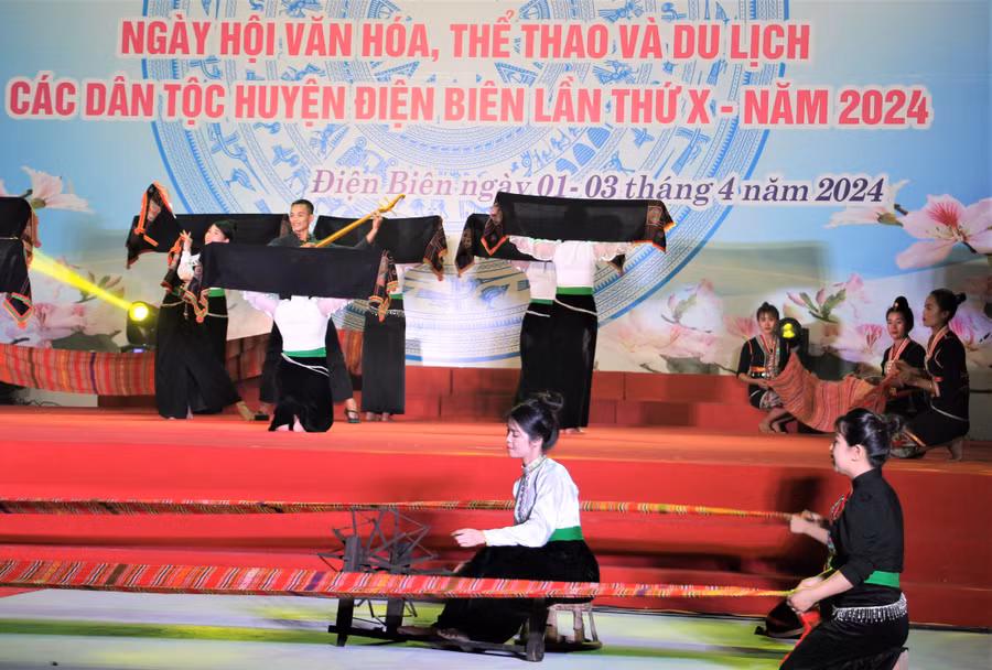 Nét văn hoá đồng bào Thái được tái hiện tại lễ khai mạc.