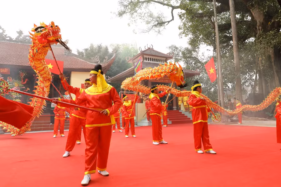 Múa rồng chào mừng lễ hội.