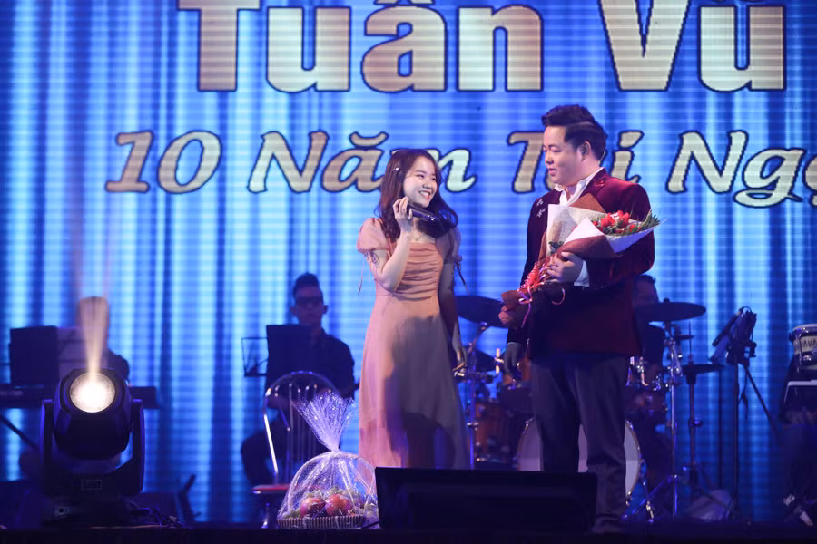 Chàng ca sĩ gốc Huế, Quang Lê, là người "lời" nhất đêm nhạc, bởi không chỉ nhận được hoa mà còn cả giỏ trái cây do khán giả tặng