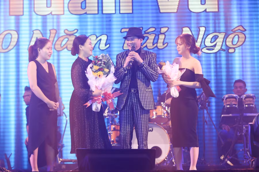 Nam danh ca Tuấn Vũ giao lưu với người hâm mộ trên sân khấu