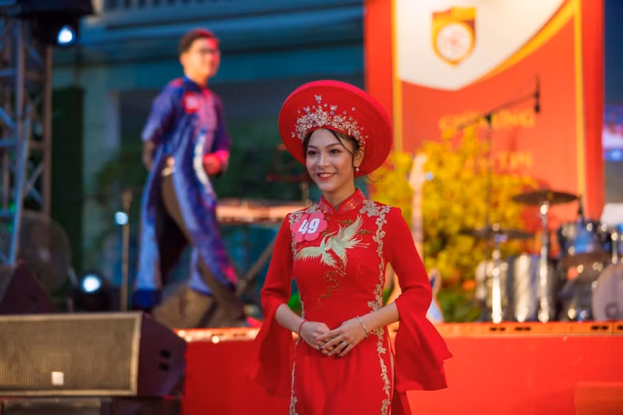 Nữ sinh tươi tắn thể hiện áo dài sắc xuân Nữ sinh tươi tắn thể hiện áo dài sắc xuân