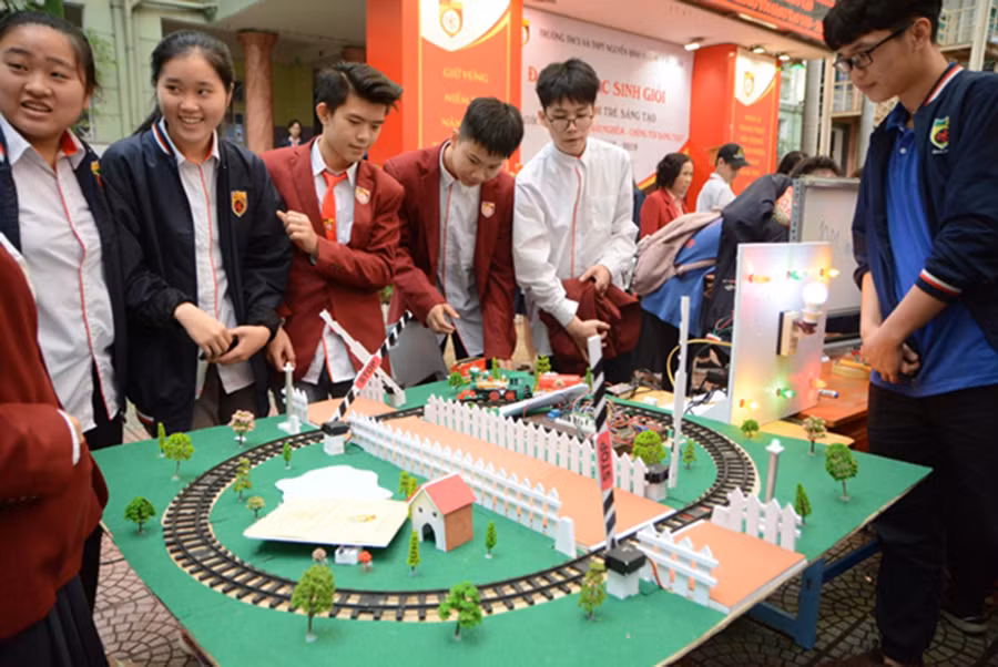 Nhóm học sinh THPT và mô hình ý tưởng “Rào chắn barie tự động an toàn đường sắt”. Ảnh: Thạch Thảo