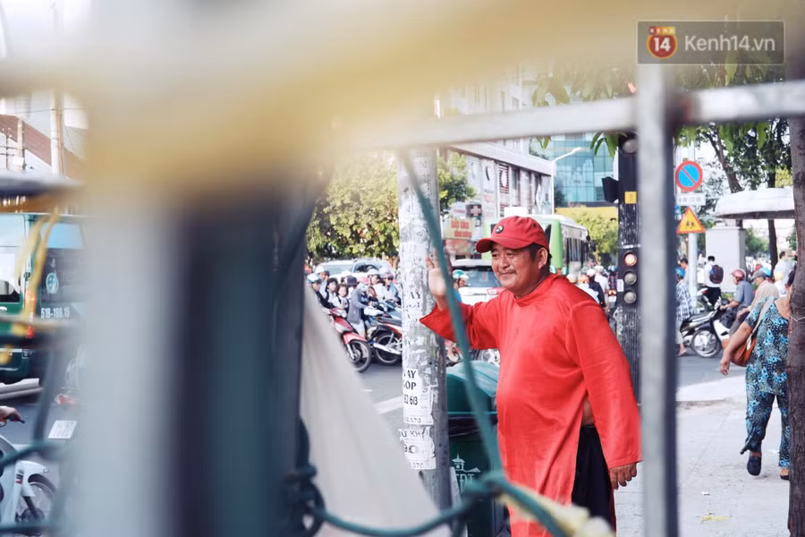 Phía sau đoạn clip người đàn ông mặc áo dài đỏ, nhảy múa trên hè phố Sài Gòn: Kiếm tiền cho con đi học, có gì phải xấu hổ - Ảnh 8.