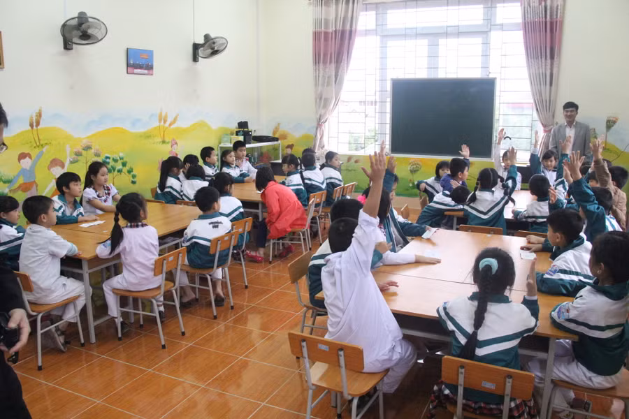 Lớp học quá đông học sinh cũng tạo ra áp lực cho giáo viên Lớp học quá đông học sinh cũng tạo ra áp lực cho giáo viên