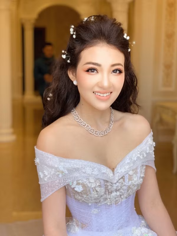 Cô dâu được nhiều người nhận xét là có nhan sắc xinh đẹp. Ảnh: NVCC