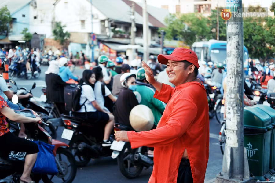 Phía sau đoạn clip người đàn ông mặc áo dài đỏ, nhảy múa trên hè phố Sài Gòn: Kiếm tiền cho con đi học, có gì phải xấu hổ - Ảnh 2.