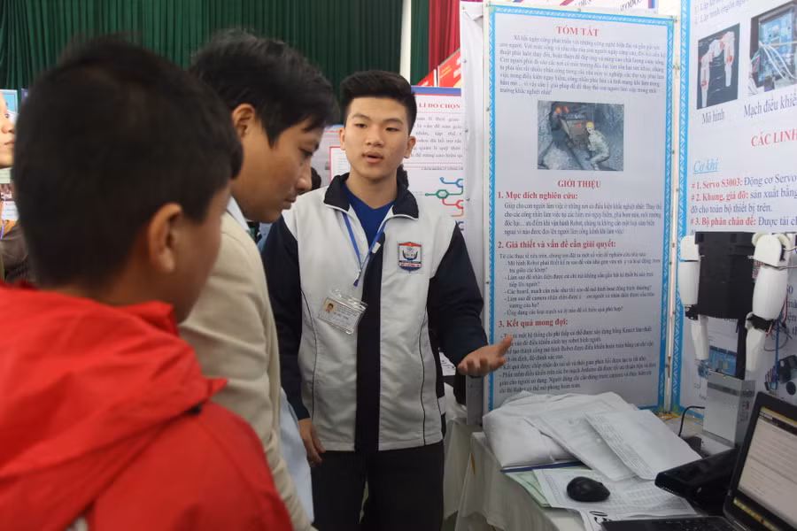 Em Nguyễn Anh Tuấn (THPT Đô Lương 3) giới thiệu robot mô phỏng hành động con người