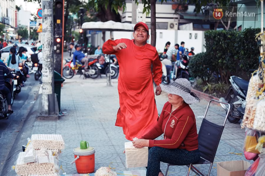 Phía sau đoạn clip người đàn ông mặc áo dài đỏ, nhảy múa trên hè phố Sài Gòn: Kiếm tiền cho con đi học, có gì phải xấu hổ - Ảnh 4.