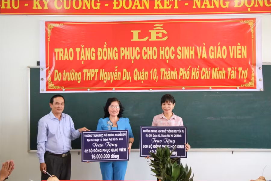 Trường THPT Nguyễn Du trao tặng đồng phục học sinh, đồng phục giáo viên Trường THCS Mỹ An, huyện Thạnh Phú, Bến Tre Trường THPT Nguyễn Du trao tặng đồng phục học sinh, đồng phục giáo viên Trường THCS Mỹ An, huyện Thạnh Phú, Bến Tre