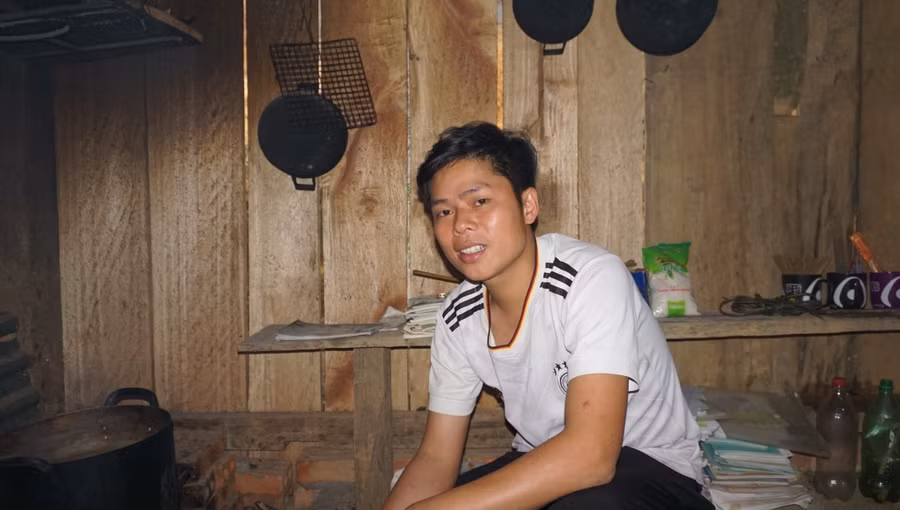 Thầy Cầm Bá Can trong căn phòng bán trú, một bên là bếp, một bên là phòng ở