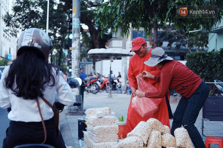 Phía sau đoạn clip người đàn ông mặc áo dài đỏ, nhảy múa trên hè phố Sài Gòn: Kiếm tiền cho con đi học, có gì phải xấu hổ - Ảnh 9.
