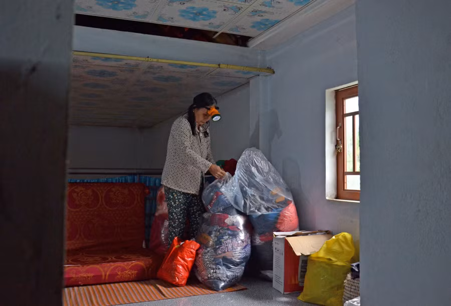 Đồ đạc cần thiết đã được các gia đình đưa lên cao, đề phòng trận mưa lớn sắp tới.