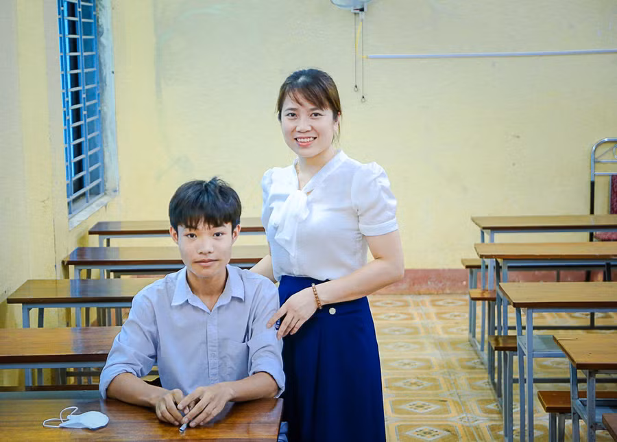 Thí sinh Bùi Đức Toàn có mặt tại điểm thi Trường THPT Ngọc Lặc dự thi môn Văn sáng nay.