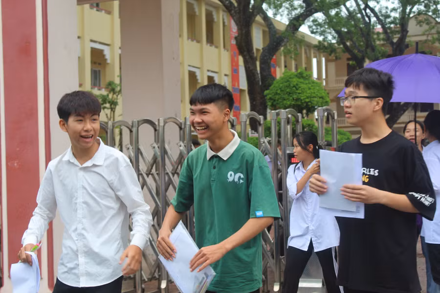 Các sĩ tử vui vẻ rời phòng thi tại điểm thi Trường THPT Lương Đắc Bằng (Hoằng Hóa). Ảnh: LT.