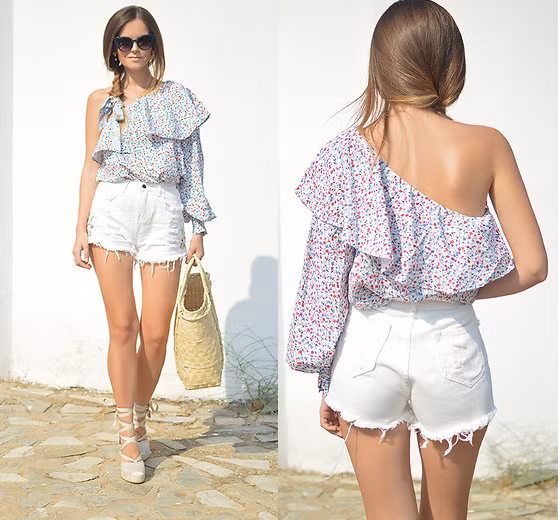 Chỉ cần một chiếc áo trễ vai hoặc họa tiết mix cùng short jeans cũng đủ làm cho bạn nôt bật trên phố, khiến bao ánh mắt phải si mê rồi. Nếu bạn là cô nàng có bờ vai thon thả, đừng ngại ngần thử một chiếc áo trễ vai cùng quần short ra đường nhé.