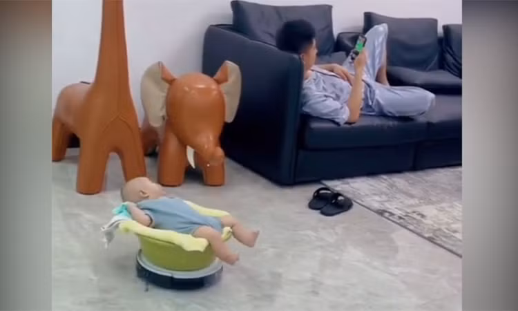 Clip: Em bé tận hưởng "cảm giác lạ" với robot hút bụi 