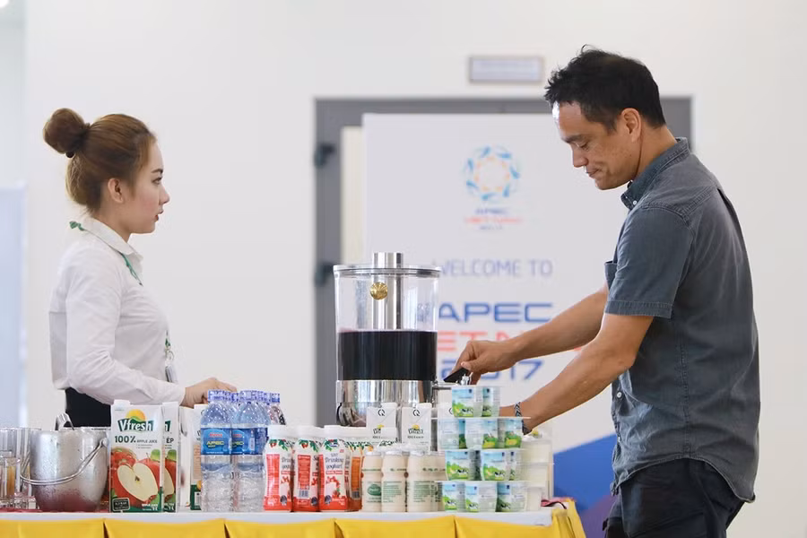 Phóng viên báo chí trong nước và quốc tế thưởng thức các sảnphẩm của Vinamilk được phục vụ tại APEC 2017 (Ảnh: Xuân Phú, Vinamilk)