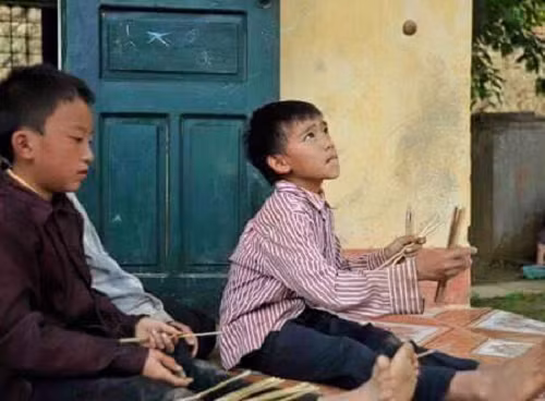 Trò banh đũa khó chơi nhưng dễ gây nghiện. Trò banh đua