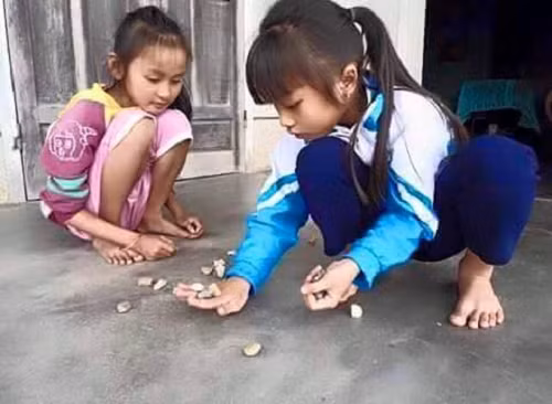 Các bạn nữ thường đọ độ khéo léo bằng trò chơi thảy đá. 20-mon-do-goi-nho-ky-uc-tuoi-tho-8x-9x-doi-dau-page-2-3