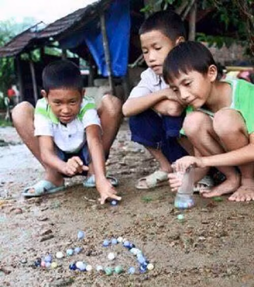 Những viên bi rực rỡ là công cụ so tài của những chàng trai nhỏ. 20-mon-do-goi-nho-ky-uc-tuoi-tho-8x-9x-doi-dau-page-2-5