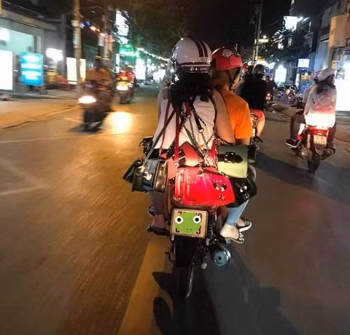 Dùng nhiều túi để đánh lạc hướng đạo tặc.