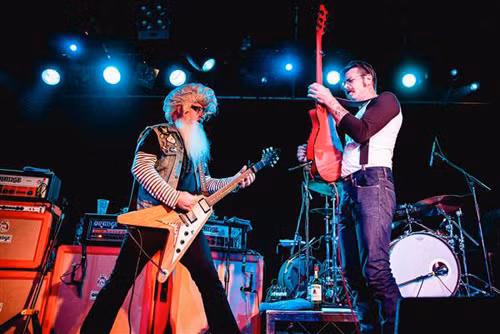 Nhóm nhạc Rock đến từ California, Eagles of Death Metal, đang biểu diễn tại nhà hát Bataclan (Paris, Pháp) tối 13/11/2015 thì các tay súng mặc áo chống đạn xông vào, xả súng. Thành viên trong nhóm bị lạc nhau khi cảnh hỗn loạn xảy ra. nhung-sao-ngoai-tung-bi-tan-cong-khi-dang-bieu-dien-5