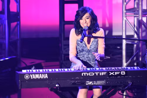 Nhà chức trách ở Florida, Mỹ xác nhận ca sĩ Christina Grimmie, 22 tuổi, qua đời sáng sớm thứ bảy 11/6 sau khi bị một người bắn. Kẻ sát nhân - Kevin James Loibl - bắn khi ca sĩ đang ký tặng người hâm mộ cùng ban nhạc Before You Exit ở Orlando, Mỹ. Christina được đưa tới bệnh viện trong tình trạng nguy kịch vàqua đờingay sau đó. nhung-sao-ngoai-tung-bi-tan-cong-khi-dang-bieu-dien-6