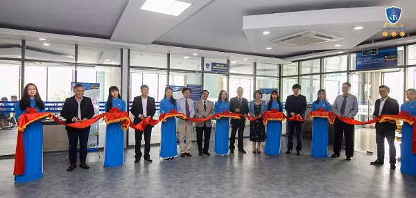 Các đại biểu cắt băng khánh thành các trung tâm