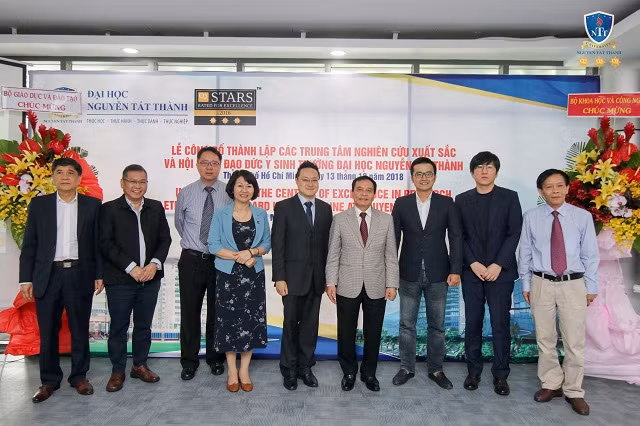 PGS.TS Nguyễn Mạnh Hùng (giữa) chụp ảnh cùng các đại biểu