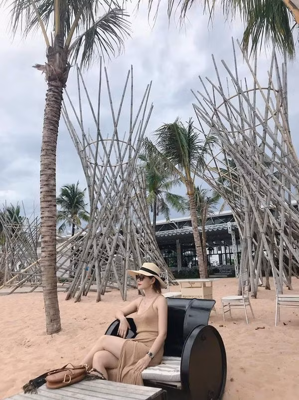 Cận cảnh nhan sắc xinh đẹp không tuổi của chị gái Chi Pu ảnh 4 Trên trang cá nhân, Thùy Vân thường xuyên chia sẻ hình ảnh du lịch cùng gia đình và bạn bè.