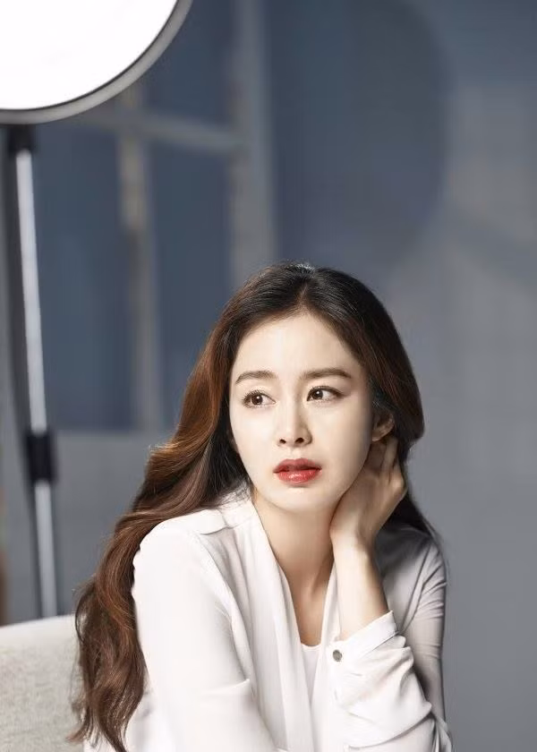 Cô có đôi mắt hai mí tự nhiên, đôi môi hoàn hảo và làn da trắng khiến nhiều người ghen tị.